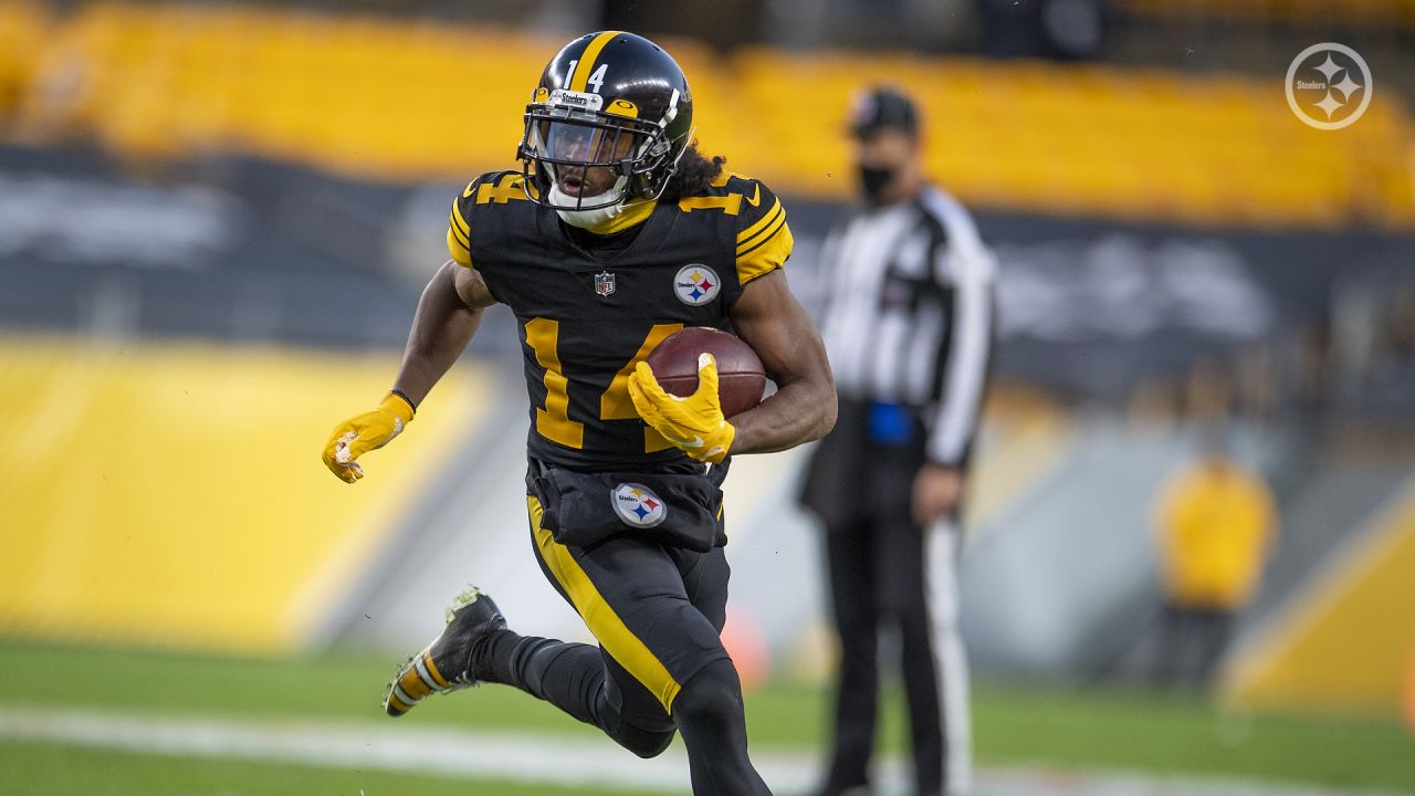 Pittsburgh Steelers wide receiver Ray-Ray McCloud (14) plays against the  Tennessee Titans during an NFL football game, Sunday, Dec. 19, 2021, in  Pittsburgh. (AP Photo/Don Wright Stock Photo - Alamy