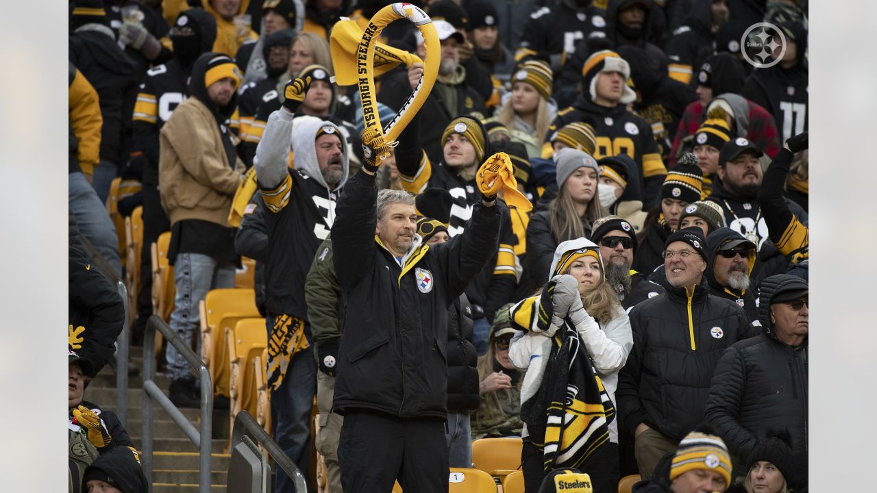 Tennessee Titans vs. Pittsburgh Steelers. Fans support on NFL Game.  Silhouette of supporters, big screen with two rivals in background Stock  Photo - Alamy