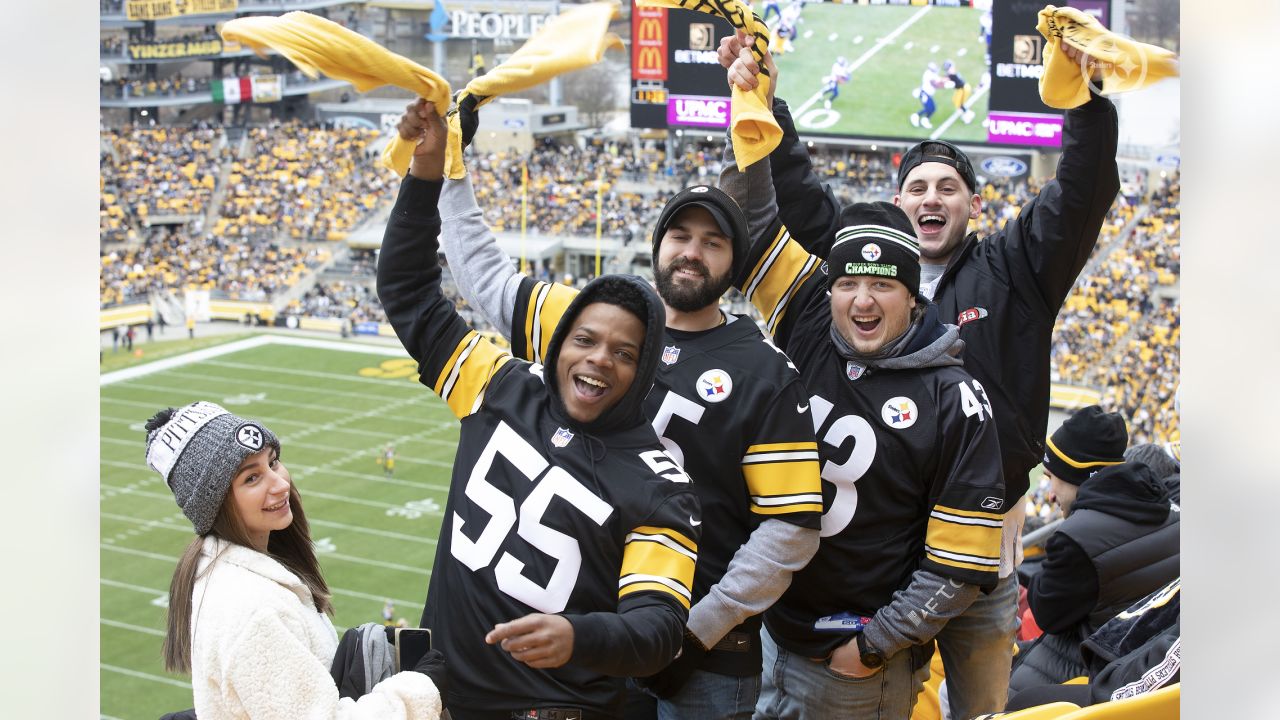 Tennessee Titans vs. Pittsburgh Steelers. Fans support on NFL Game.  Silhouette of supporters, big screen with two rivals in background Stock  Photo - Alamy