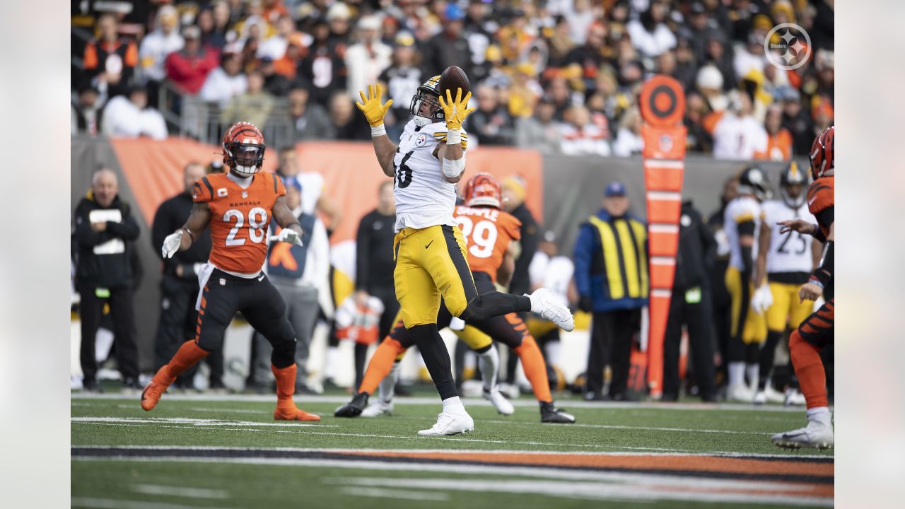 November 28, 2021: Pittsburgh Steelers outside linebacker Alex Highsmith  (56) interception attempt at the NFL football game between the Pittsburgh  Steelers and the Cincinnati Bengals at Paul Brown Stadium in Cincinnati,  Ohio.