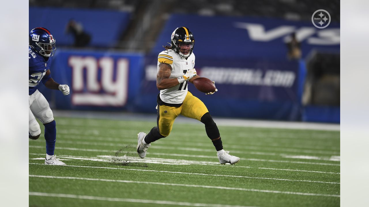 Pittsburgh Steelers wide receiver Chase Claypool (11) looks on during the  Pro Football Hall of Fame game at Tom Benson Hall of Fame Stadium, Thursday  Stock Photo - Alamy