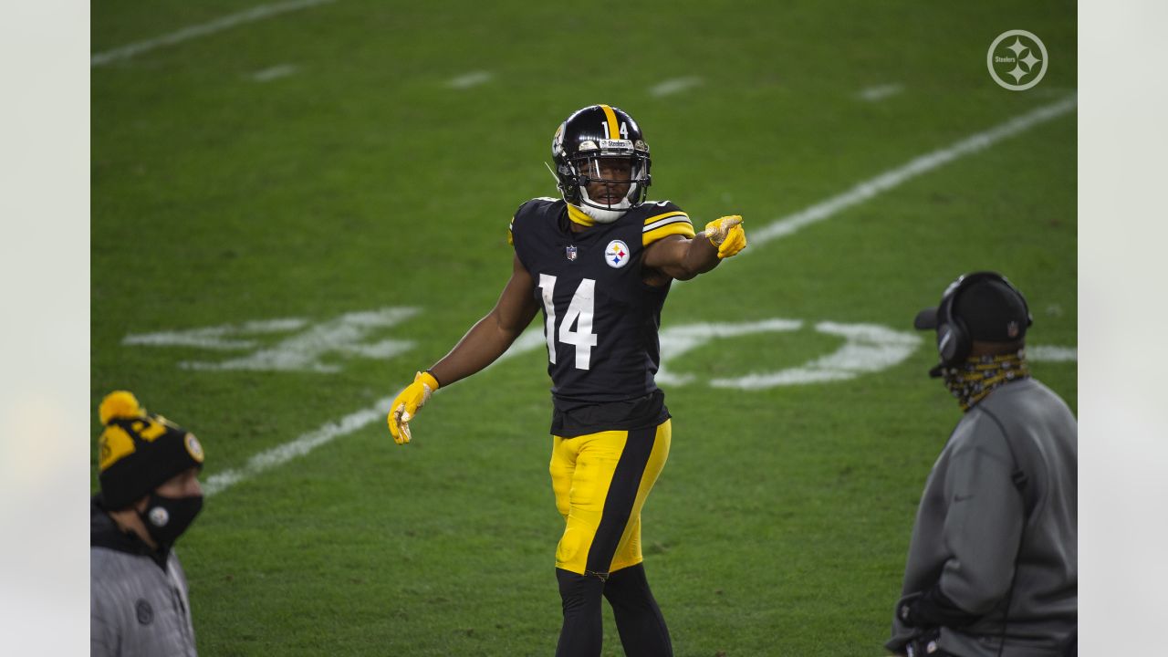 Pittsburgh Steelers wide receiver Ray-Ray McCloud (14) plays against the  Tennessee Titans during an NFL football game, Sunday, Dec. 19, 2021, in  Pittsburgh. (AP Photo/Don Wright Stock Photo - Alamy