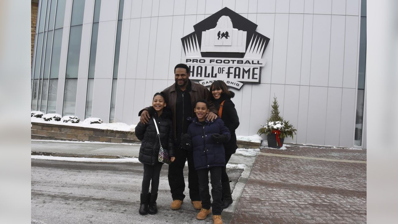 PHOTOS: Jerome Bettis Visits the Hall of Fame