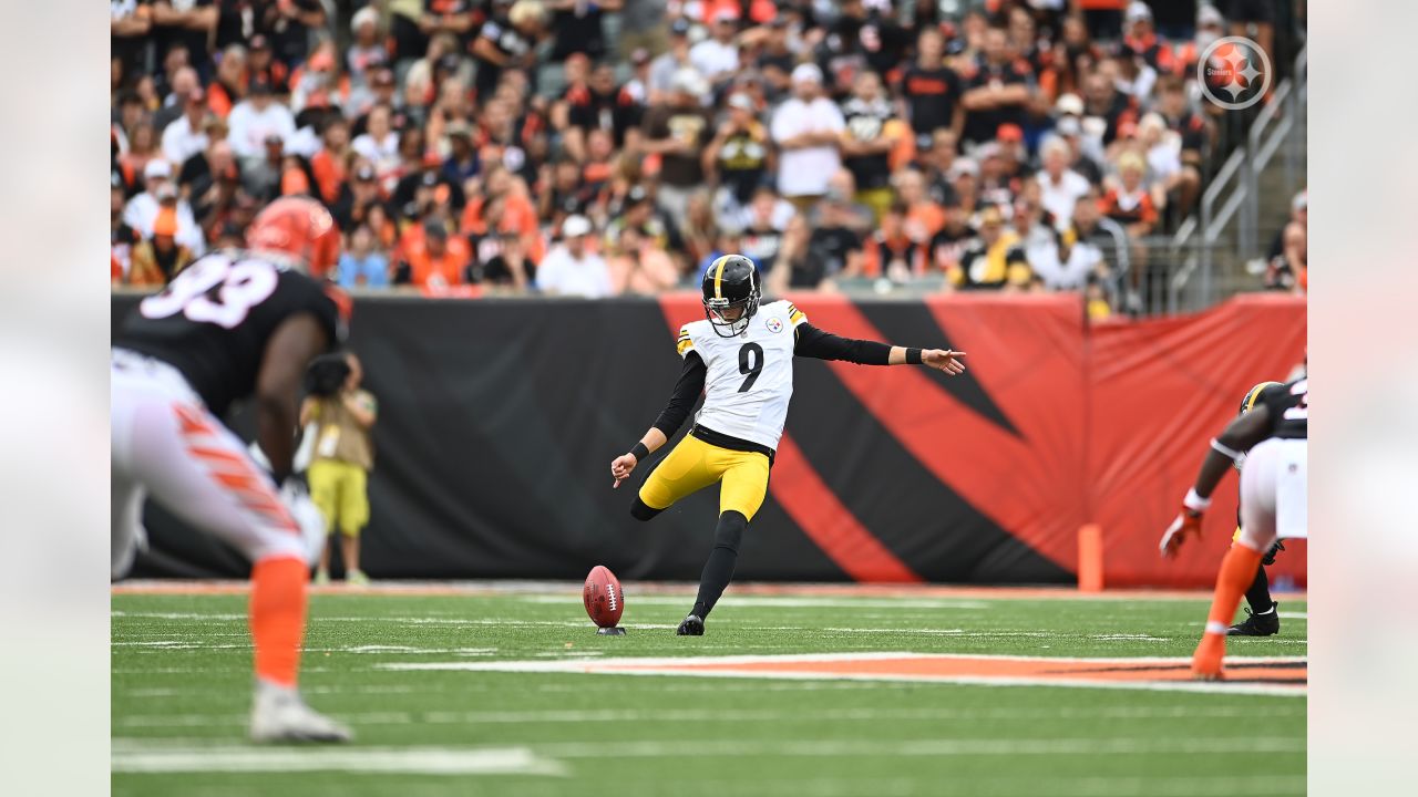 Cincinnati Bengals vs. Pittsburgh Steelers. Fans support on NFL Game.  Silhouette of supporters, big screen with two rivals in background Stock  Photo - Alamy