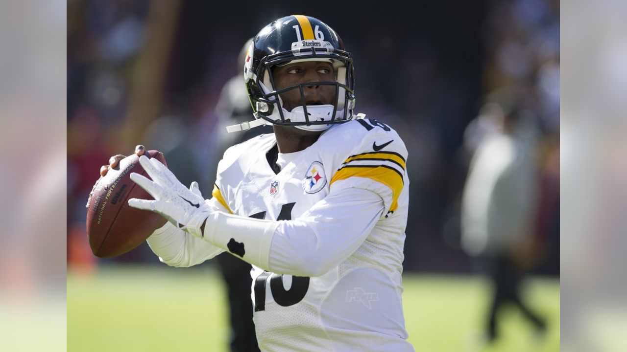 Pittsburgh Steelers quarterback Tyler Murphy (16) practices during NFL  football training camp in Latrobe, Pa. on Thursday, July 30, 2015 . (AP  Photo/Keith Srakocic Stock Photo - Alamy