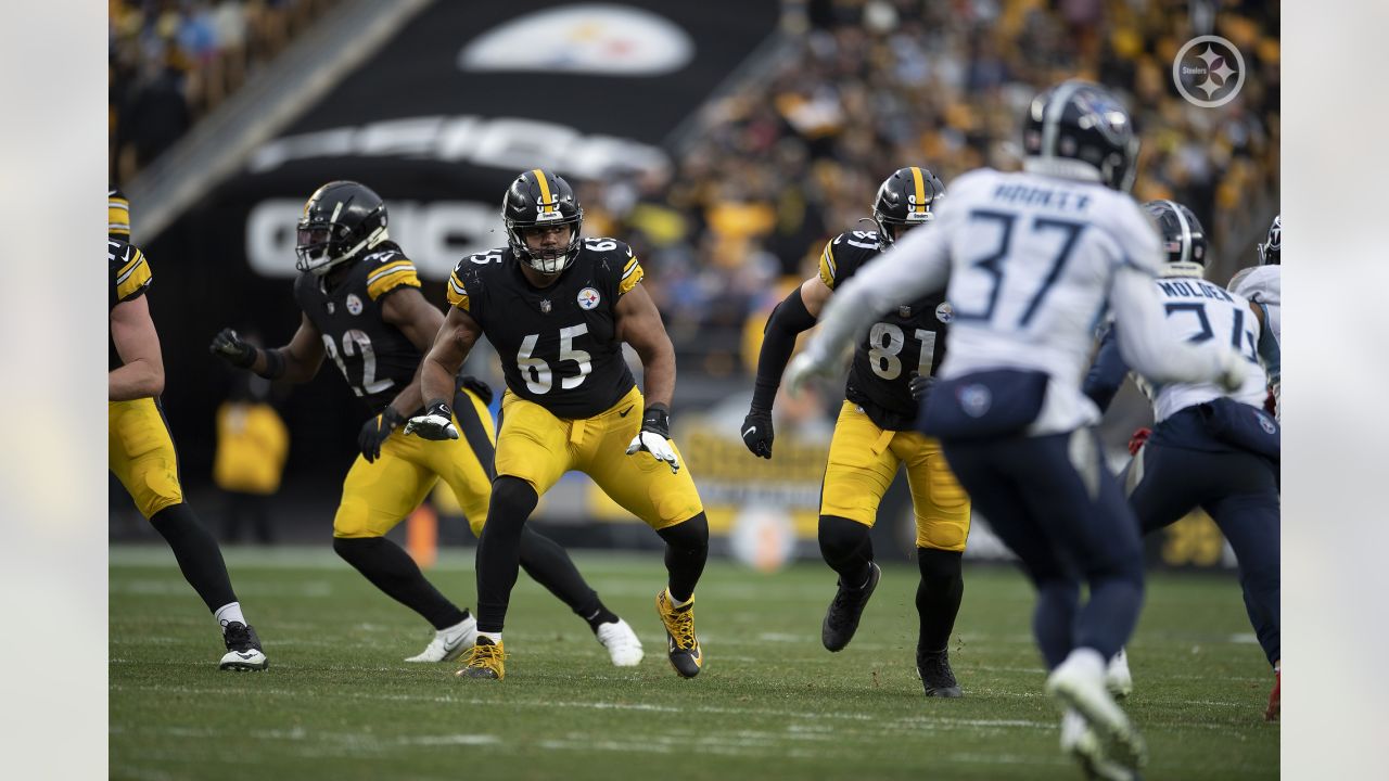 Pittsburgh Steelers offensive tackle Dan Moore Jr. (65) shuffles