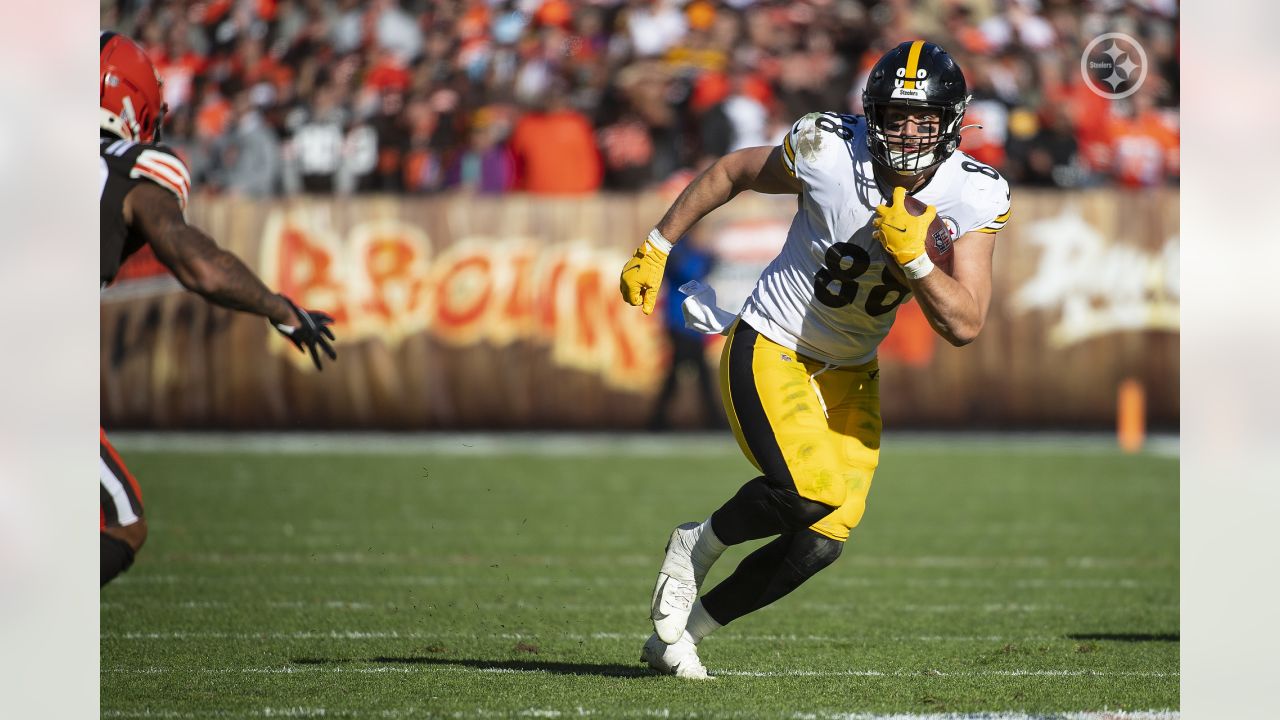 Photo: Pittsburgh Steelers Pat Freiermuth Following 29-27 Win -  PIT2021110816 