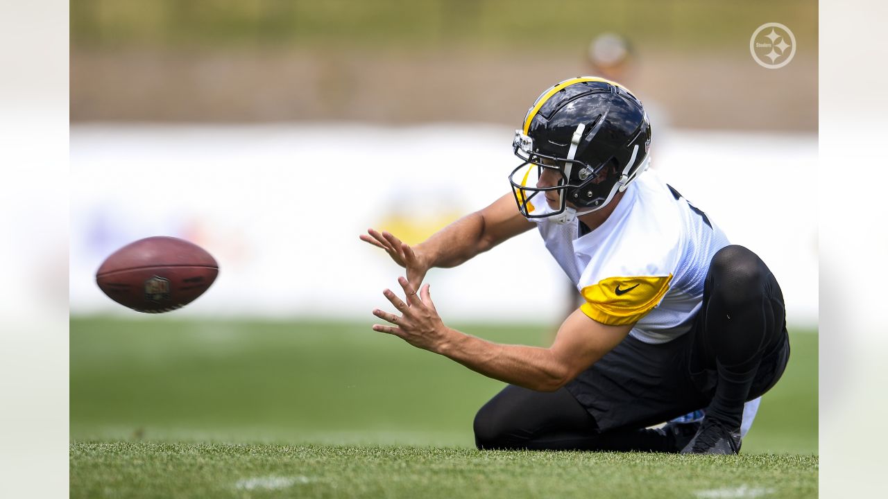 July 30th, 2023: T.J Watt signing autographs during the Pittsburgh Steelers  training camp in Latrobe, PA. Jason Pohuski/CSM Stock Photo - Alamy