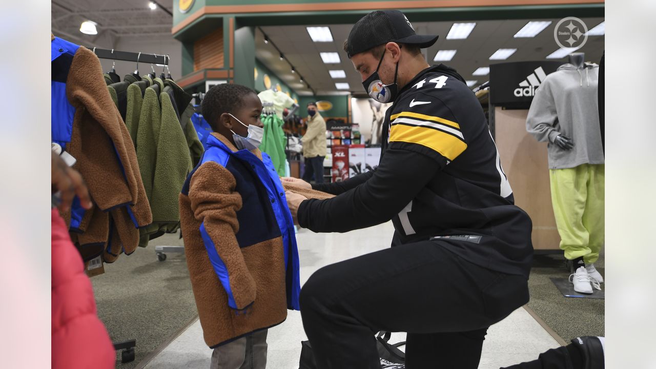 WATCH: Steelers provide winter clothing to local children