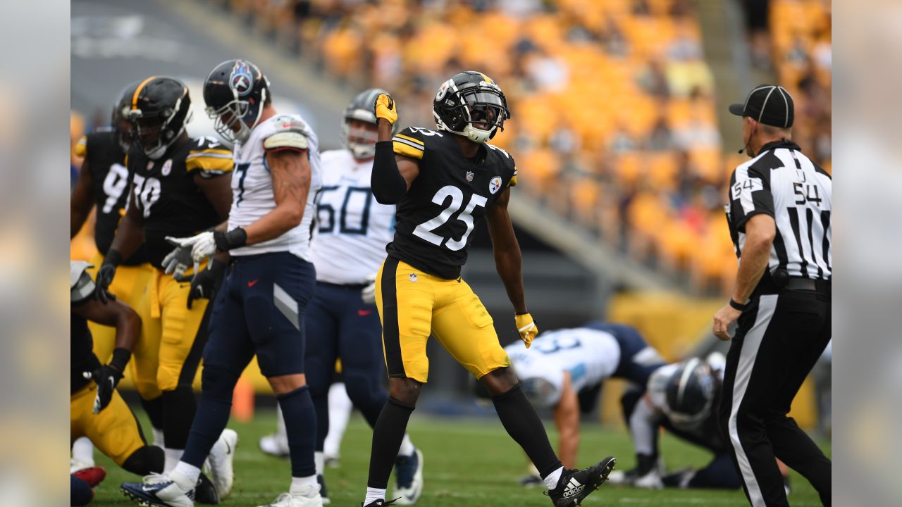 Pittsburgh Steelers quarterback Ben Roethlisberger (7) warms up before an  NFL football game against the Tennessee Titans in Pittsburgh, Thursday,  Nov. 16, 2017. (AP Photo/Keith Srakocic Stock Photo - Alamy