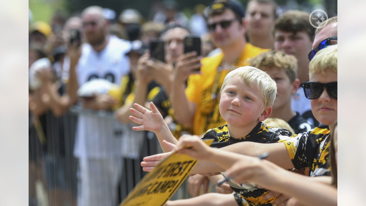 Steelers fans show up early in Latrobe for training camp