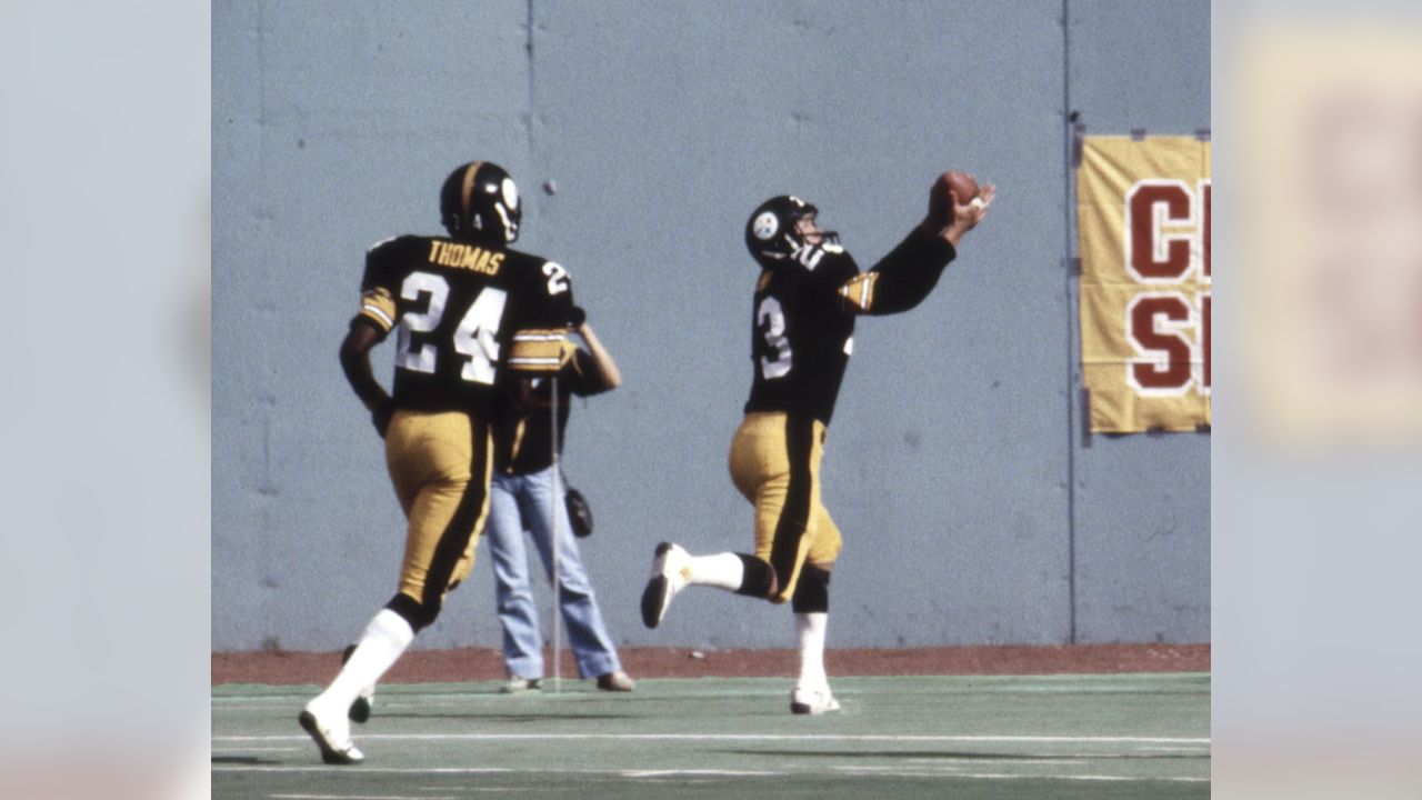 Mike Wagner of the Pittsburgh Steelers knocks a pass away as his