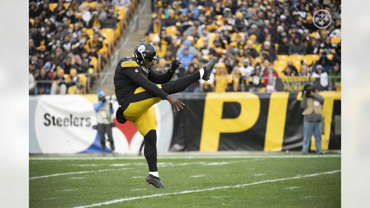 Pittsburgh Steelers punter Pressley Harvin III (6) warms up before an NFL  football game, Monday, November 8, 2021 in Pittsburgh. (AP Photo/Matt  Durisko Stock Photo - Alamy