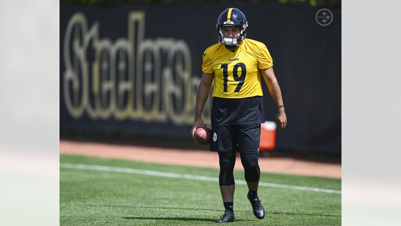 Pittsburgh Steelers pick Mexican record-breaking kicker Alfredo Gachuz to  report for training