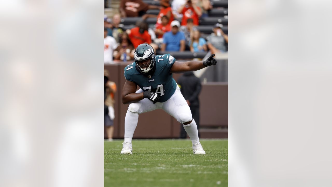 Titans signing OT Le'Raven Clark off the Eagles practice squad