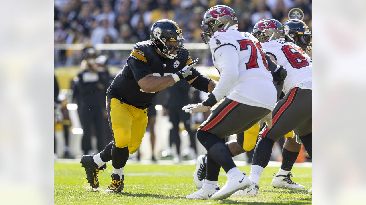 Pittsburgh, Pennsylvania, USA. 25th Dec, 2022. December 24th, 2022  Pittsburgh Steelers defensive tackle Cameron Heyward (97) celebrating  during Pittsburgh Steelers vs Las Vegas Raiders in Pittsburgh, PA. Jake  Mysliwczyk/BMR (Credit Image: ©