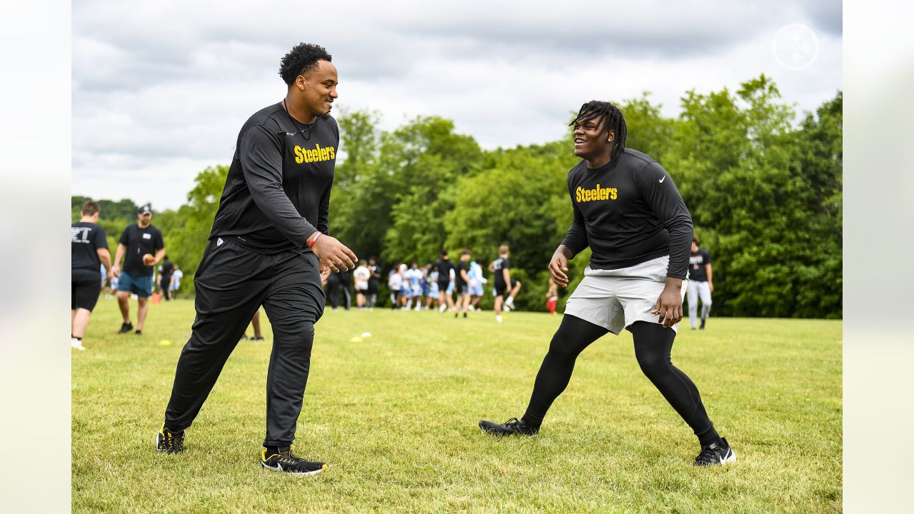 Steelers rookies work with local boys at Mel Blount Youth Home