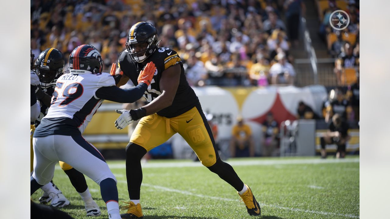 Pittsburgh Steelers offensive tackle Dan Moore Jr. (65) shuffles