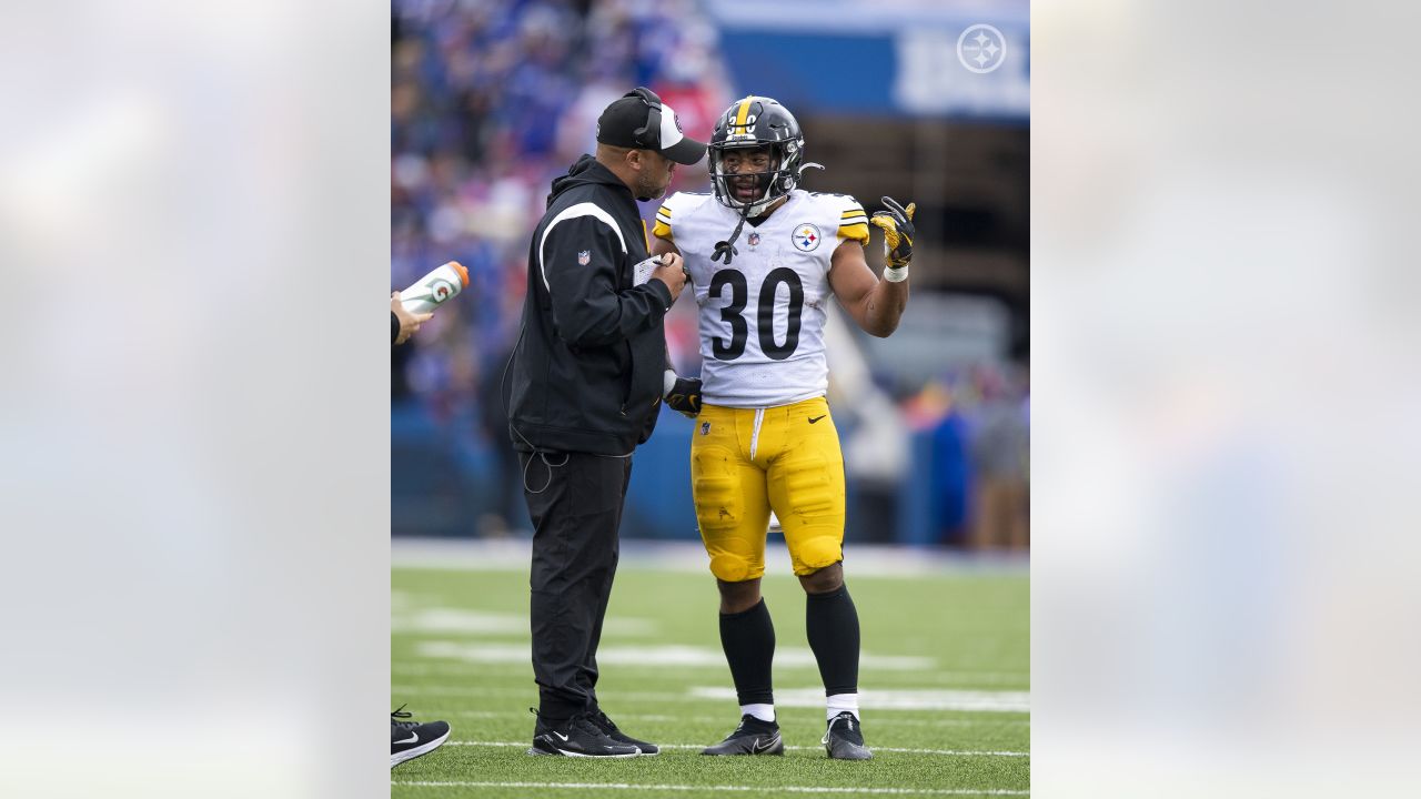 Pittsburgh Steelers running back Jaylen Warren (30) runs for a