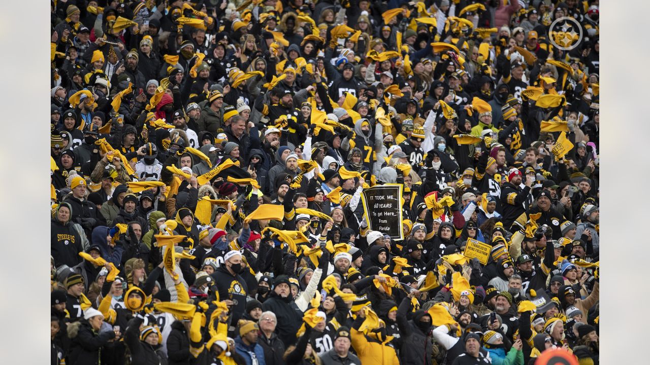 Tennessee Titans vs. Pittsburgh Steelers. Fans support on NFL Game.  Silhouette of supporters, big screen with two rivals in background Stock  Photo - Alamy