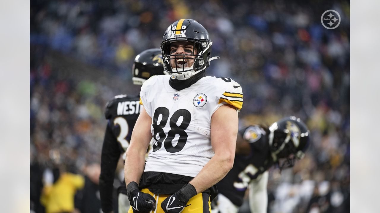 Pat Freiermuth & Ben Roethlisberger share a hug pregame #steelers #nfl 