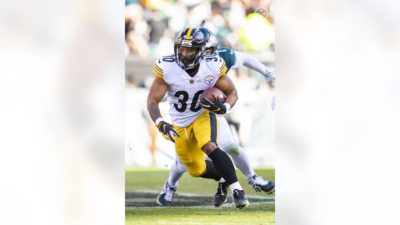 Pittsburgh Steelers running back Jaylen Warren (30) gets past New