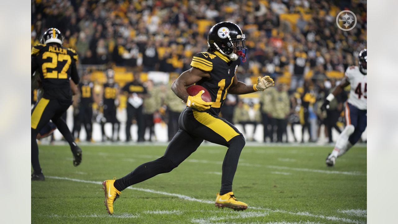 Pittsburgh Steelers wide receiver Ray-Ray McCloud (14) plays against the  Tennessee Titans during an NFL football game, Sunday, Dec. 19, 2021, in  Pittsburgh. (AP Photo/Don Wright Stock Photo - Alamy