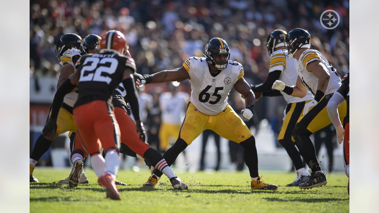 Pittsburgh Steelers offensive tackle Dan Moore Jr. (65) lines up for the  play during an NFL football game against the Cincinnati Bengals, Sunday,  Nov. 28, 2021, in Cincinnati. (AP Photo/Emilee Chinn Stock