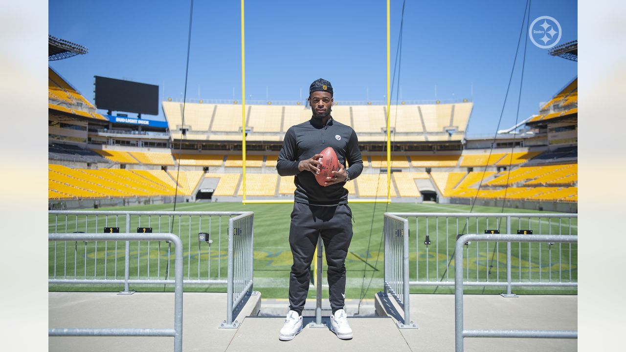 Pittsburgh, Pennsylvania, USA. 24th Dec, 2022. Dec. 24, 2022: Najee Harris  #22 during the Pittsburgh Steelers vs Las Vegas Raiders in Pittsburgh PA at  Acrisure Stadium. Brook Ward/AMG (Credit Image: © AMG/AMG