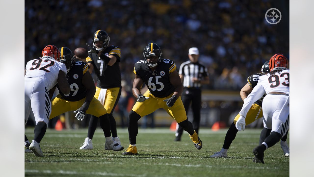 Pittsburgh Steelers offensive tackle Dan Moore Jr. (65) shuffles