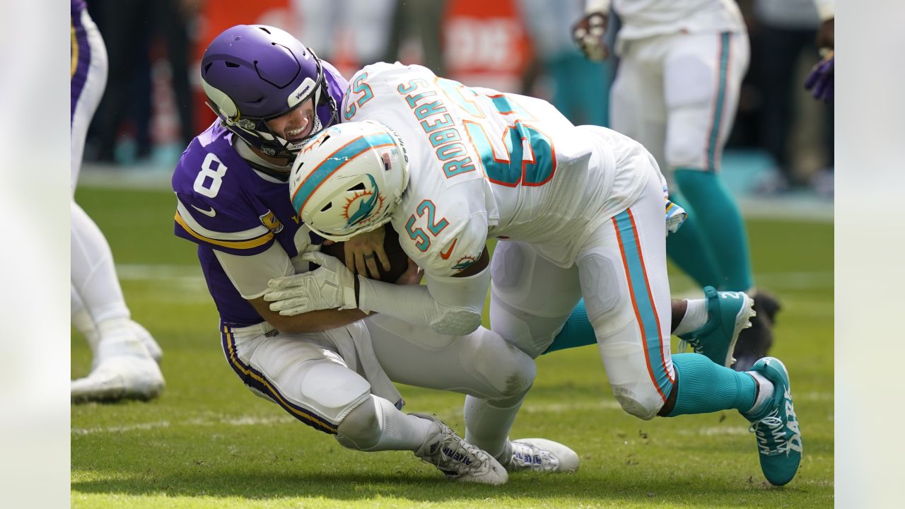 Miami Dolphins middle linebacker Elandon Roberts (52) makes an interception  against the Las Veg …