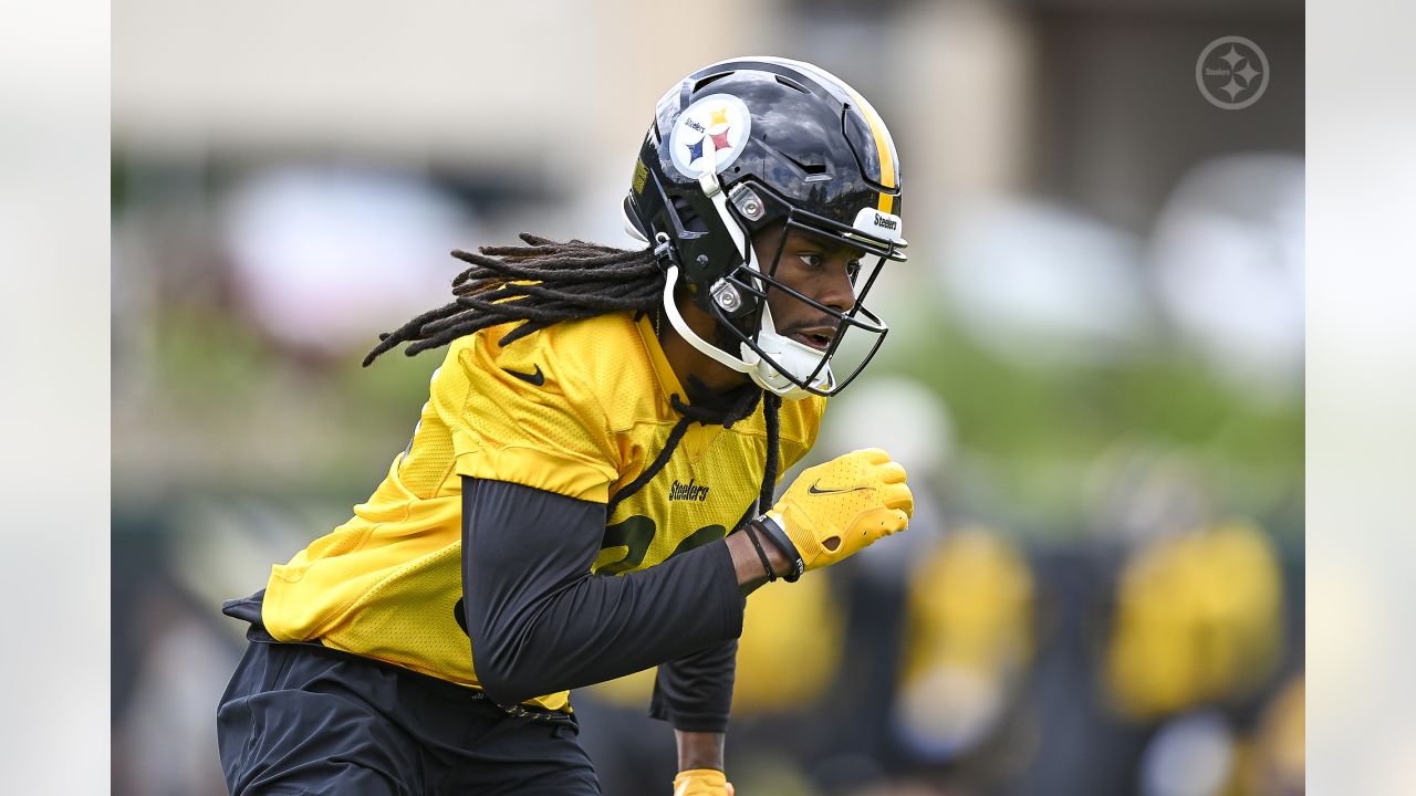 Pittsburgh Steelers cornerback Madre Harper (38) eyes the