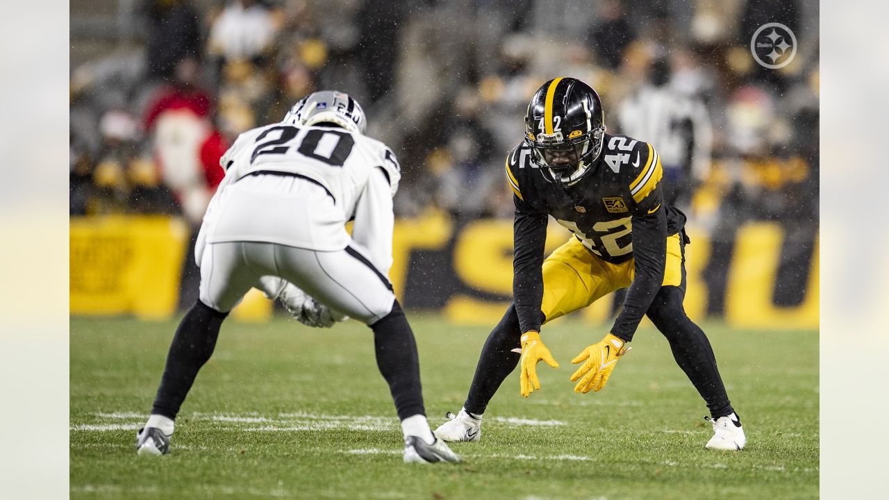 James Pierre re-signs with Steelers on one-year deal