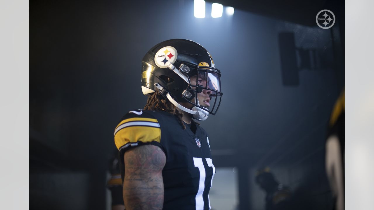 Pittsburgh Steelers wide receiver Chase Claypool (11) looks on during the  Pro Football Hall of Fame game at Tom Benson Hall of Fame Stadium, Thursday  Stock Photo - Alamy