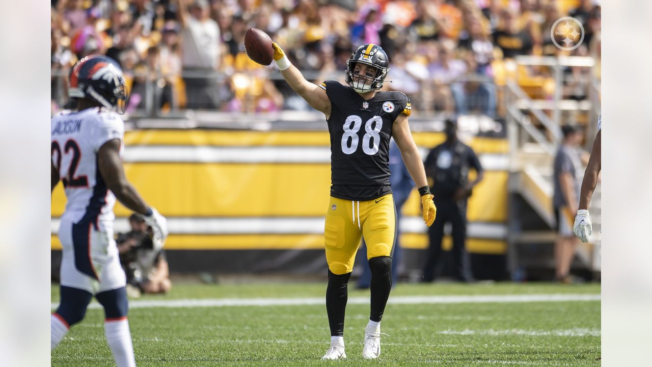 Pittsburgh Steelers tight end Pat Freiermuth (88) runs off of the