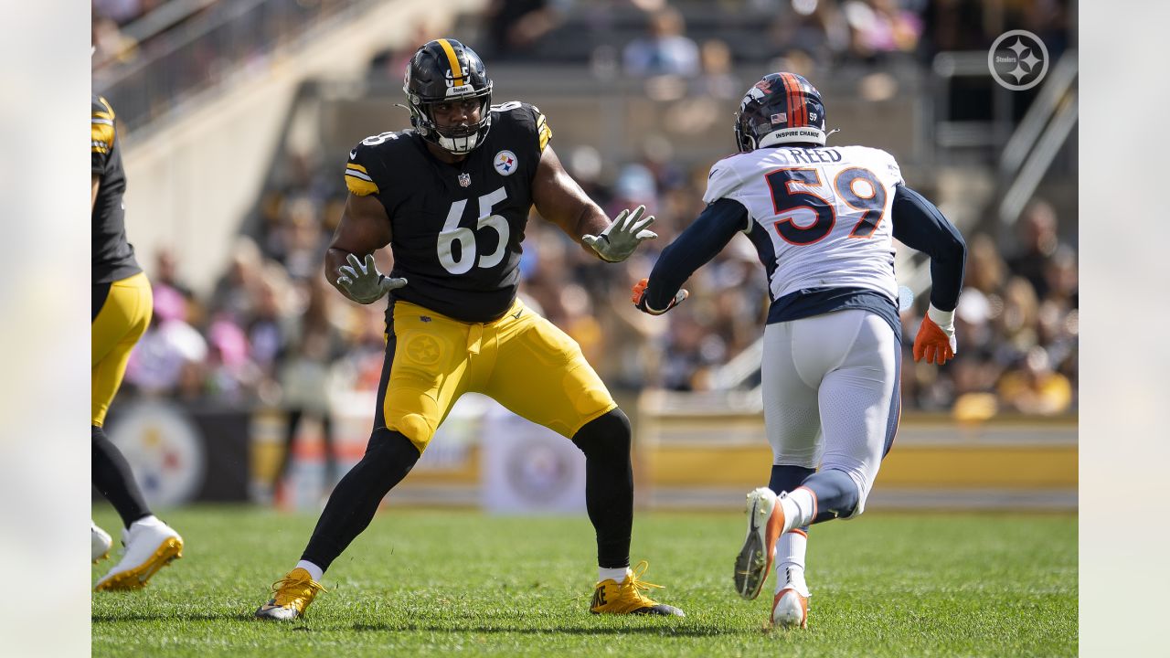 Pittsburgh Steelers offensive tackle Dan Moore Jr. (65) shuffles