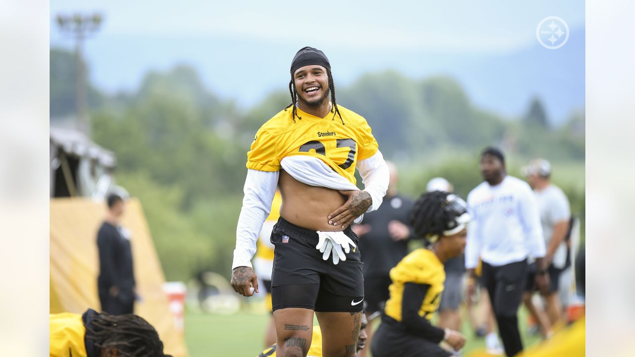 Latrobe, PA, USA. 28th July, 2022. July 28th, 2022: Zach Gentry #81 during  the Pittsburgh Steelers Training Camp in Latrobe, PA. Mike J. Allen/BMR  (Credit Image: © Mike J. Allen/BMR via ZUMA