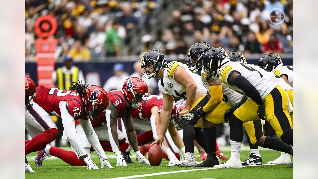 Pittsburgh Steelers long snapper Christian Kuntz (46) warms up