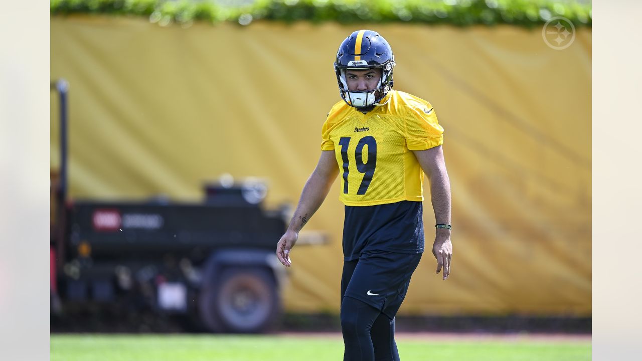 Pittsburgh Steelers pick Mexican record-breaking kicker Alfredo Gachuz to  report for training