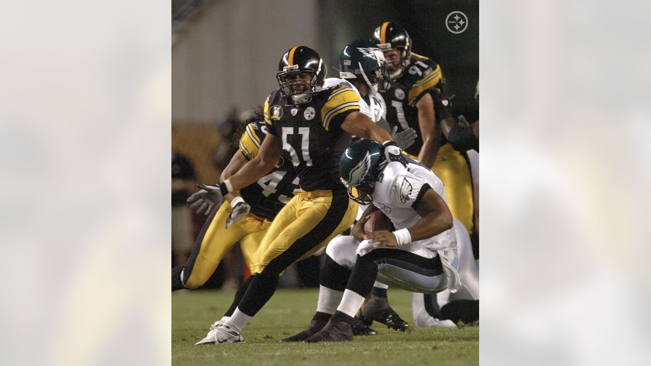 Pittsburgh Steelers James Farrior (L) adjusts the helmet on