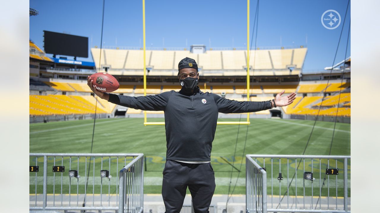 Pittsburgh, PA, USA. 19th Aug, 2023. Aug. 19, 2023: Najee Harris #22 during  the Pittsburgh Steelers vs Buffalo Bills preseason game in Pittsburgh PA at  Acrisure Stadium. Brook Ward/AMG. (Credit Image: ©