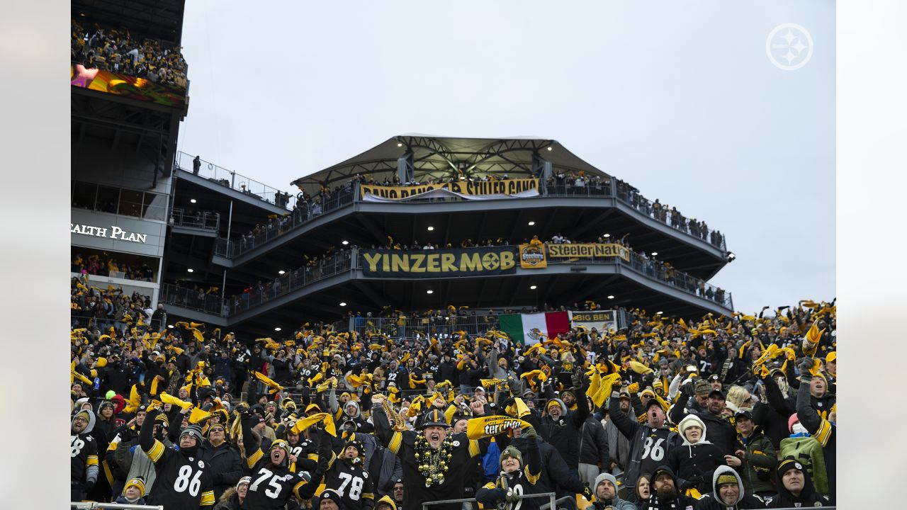 Tennessee Titans vs. Pittsburgh Steelers. Fans support on NFL Game.  Silhouette of supporters, big screen with two rivals in background Stock  Photo - Alamy