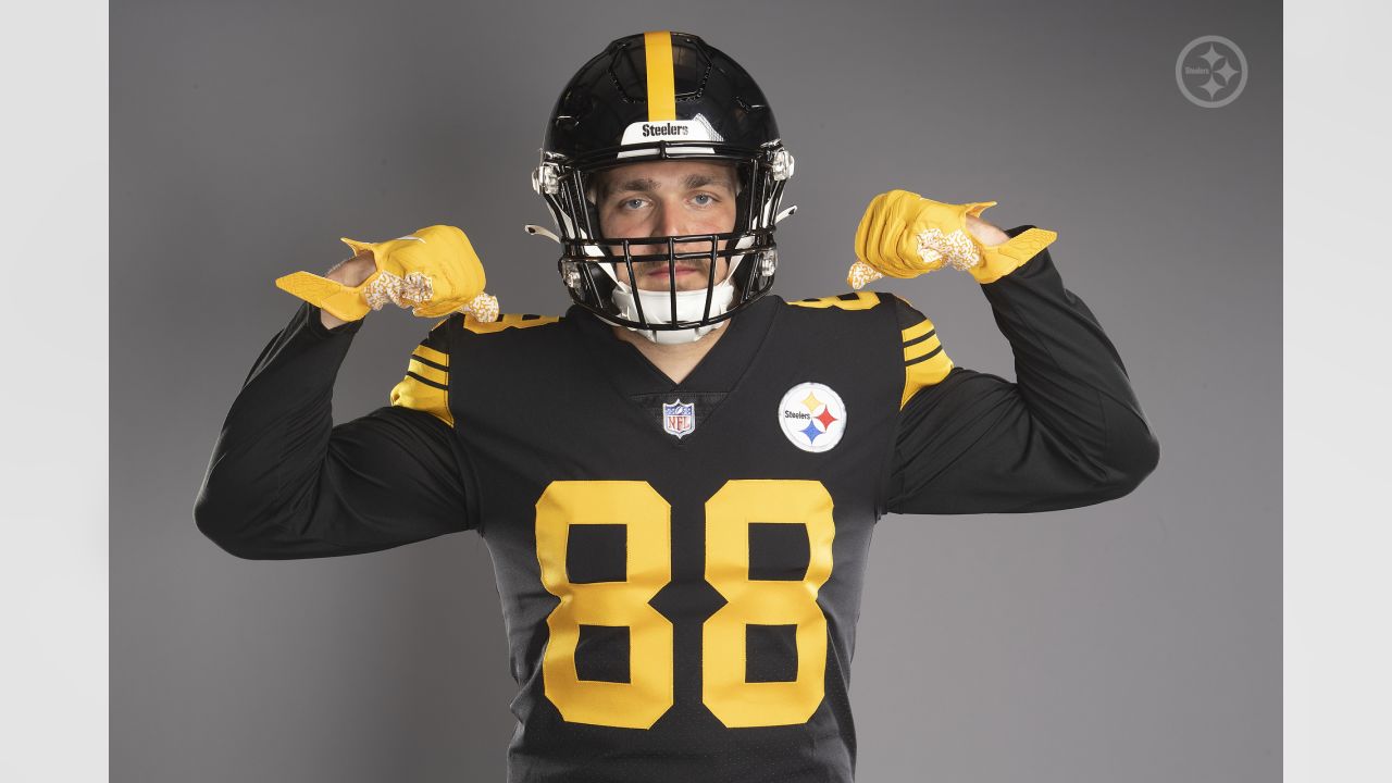 Here is what the Steelers Color Rush uniforms would look like