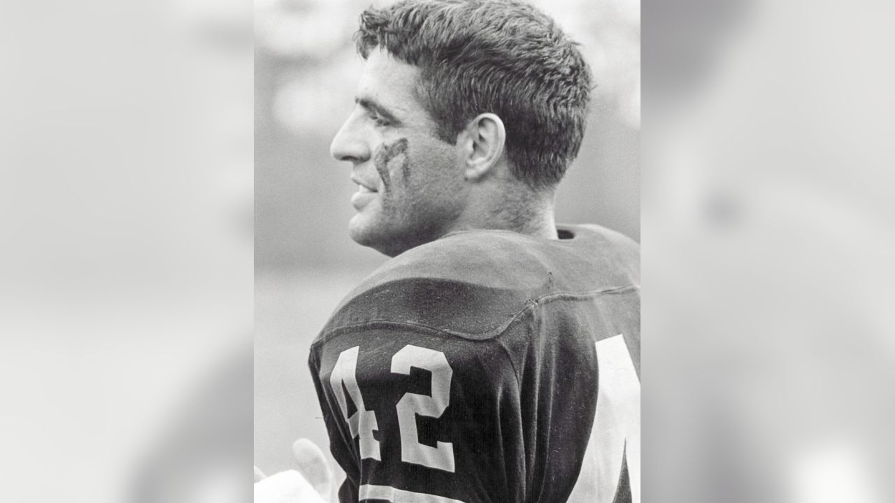 Running back Dick Hoak, (42) of the Pittsburgh Steelers poses in Sept. 1970.  (AP Photo Stock Photo - Alamy