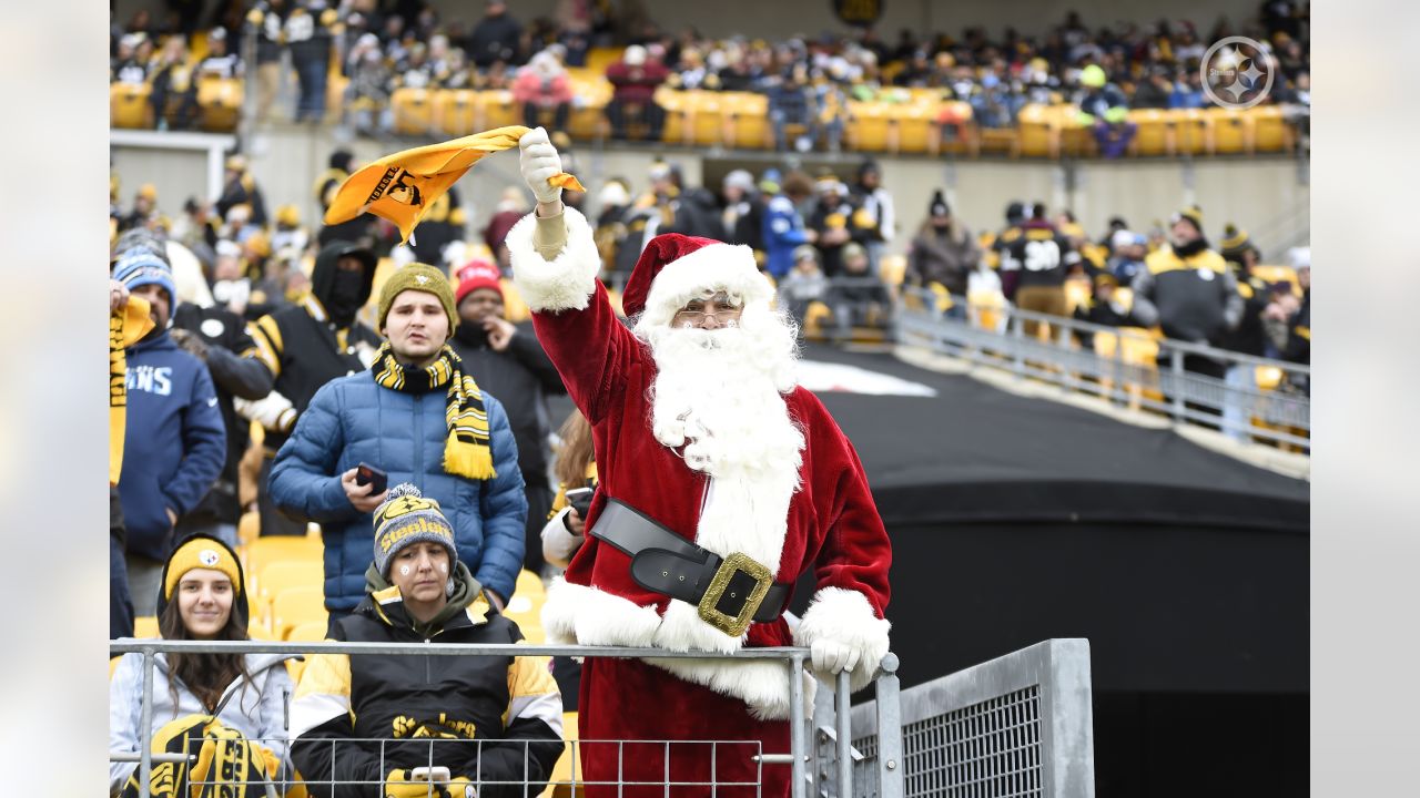 The Pittsburgh Steelers serenade fans with Christmas carols