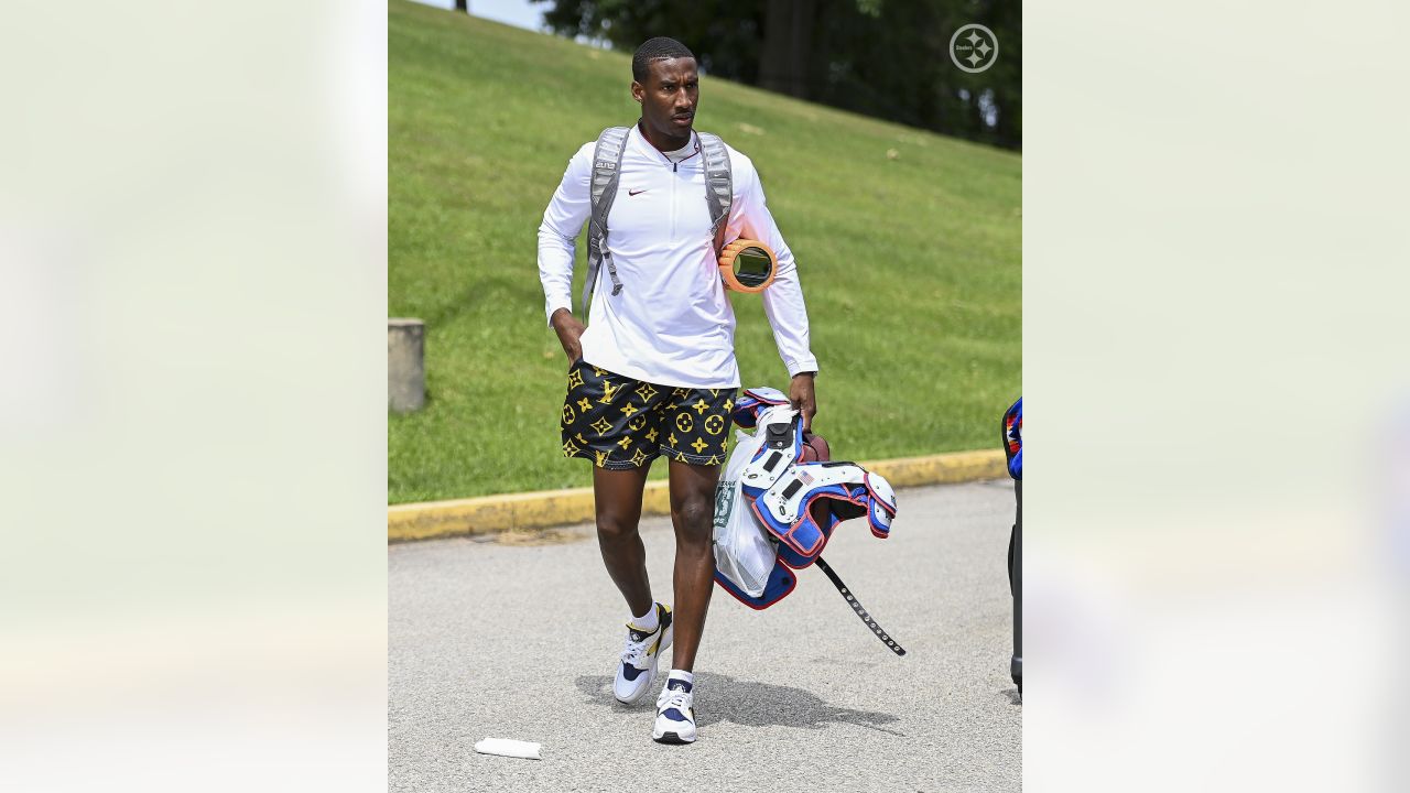 Pittsburgh Steelers offensive lineman James Daniels participates in an NFL  football practice, Tuesday, May 24, 2022, in Pittsburgh. (AP Photo/Keith  Srakocic Stock Photo - Alamy