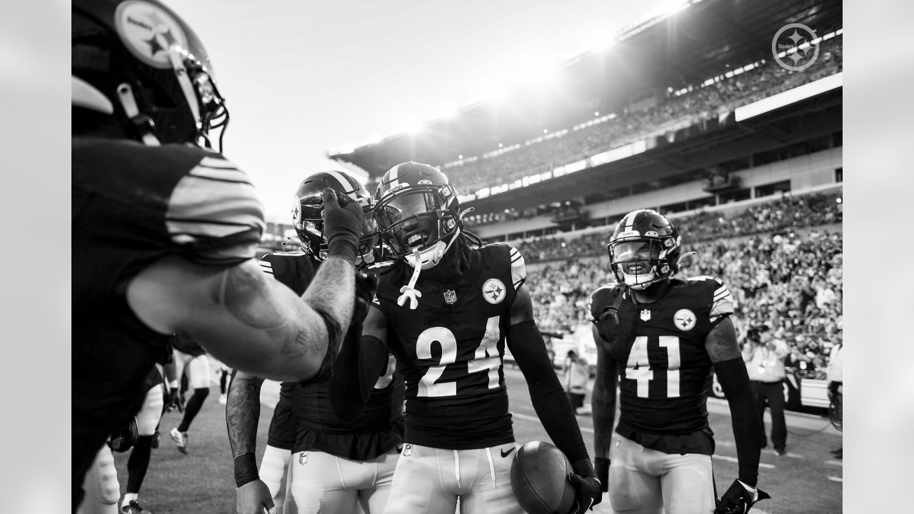 Indianapolis Colts' Henry Black plays during a preseason NFL football game,  Thursday, Aug. 24, 2023, in Philadelphia. (AP Photo/Matt Slocum Stock Photo  - Alamy