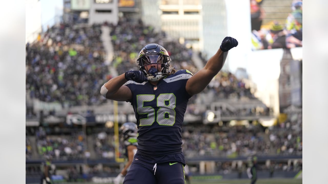 Report: Seattle Seahawks LB Tanner Muse sign with Pittsburgh Steelers -  Field Gulls