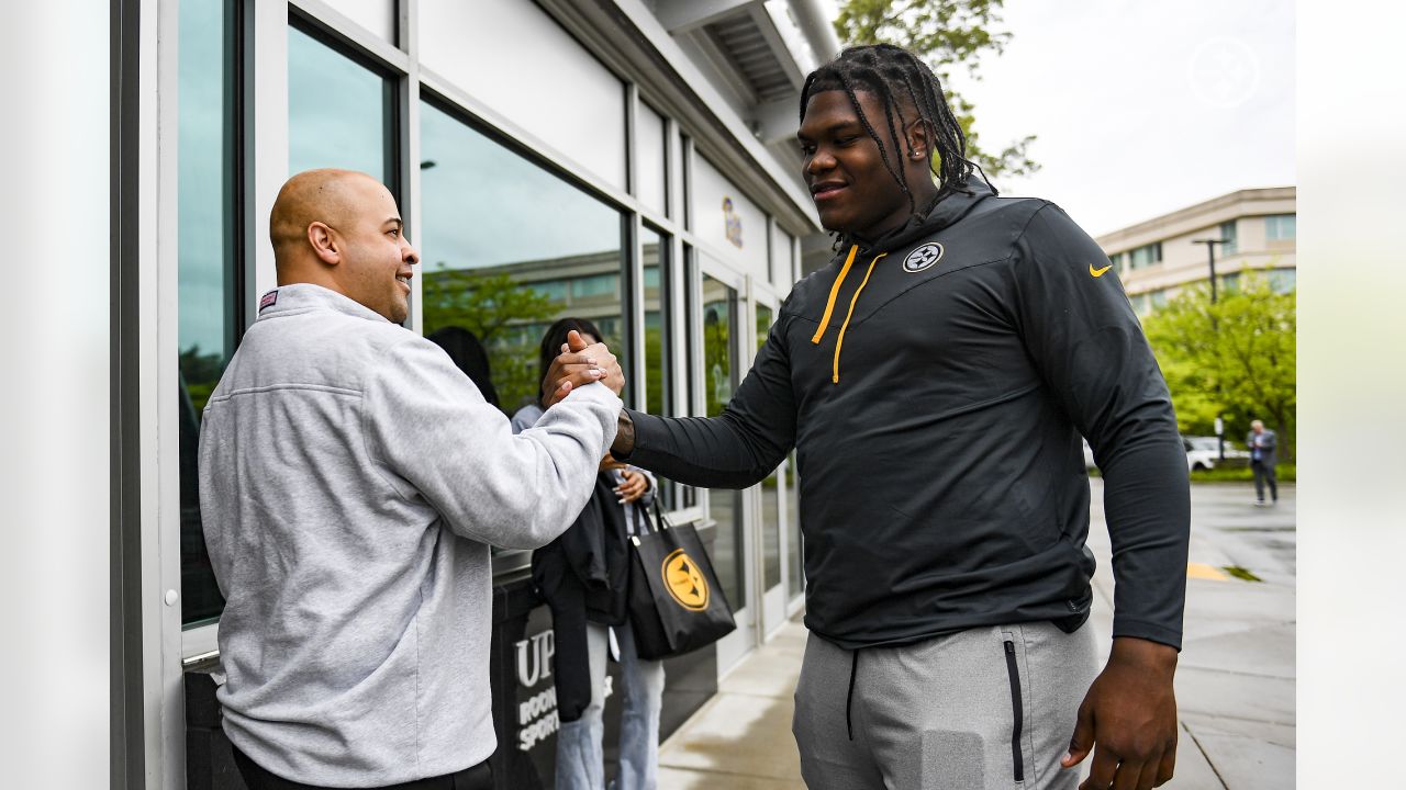 Steelers first-round draft pick arrives in Pittsburgh