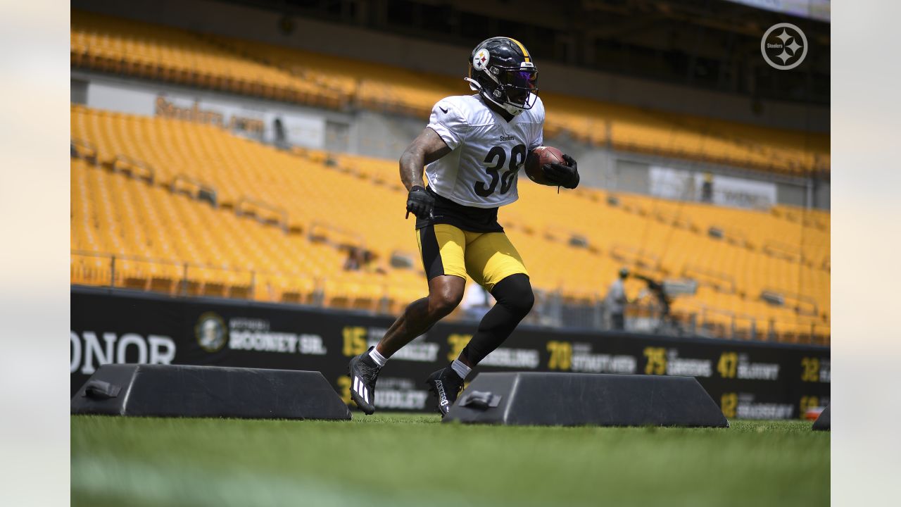 Pittsburgh Steelers running back Trey Edmunds (33) works during the team's  NFL mini-camp football practice in Pittsburgh, Tuesday, June 15, 2021. (AP  Photo/Gene J. Puskar Stock Photo - Alamy